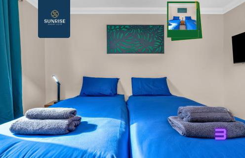 Muirton House 2 - INVOICE and REDUCED PRICE only via SUNRISE SHORT LETS DUNDEE, SLEEPS 8 has 4 Twin Bedrooms with 4 Car Parking, 2 Baths, 5 Smart TV, Fully Equipped, Garden, Free WiFi, and ONLY 9 Mins to STANNERGATE Ports - Foto 16