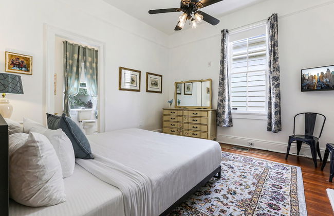 Uptown Spacious 4BD w Historic Charm - Foto 8