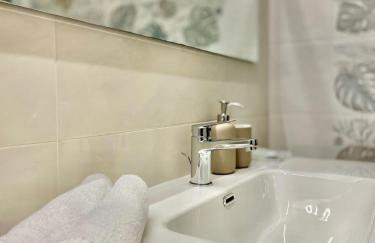 Central Modern Apartment near Lake Como with Elevator and Air Conditioning - Photo 16