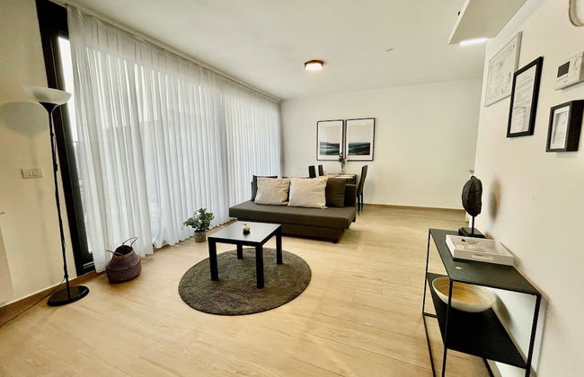 Modern 1BR Near Diamond District by Oneluxstay - Foto 8