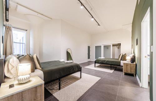 Downtown Escape - 2BR w Skyline Views & Hot Tub - Foto 18