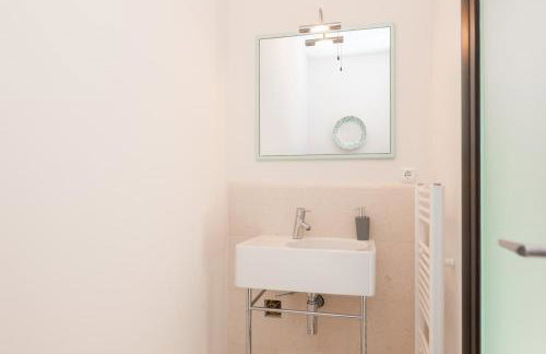 VILLA PHILIPPA - luxurious five-room villa - idyllic location - first row to the sea - spectacular view of the sea bay - unforgettable sunsets - 15 minutes from Supetar ferry port - free parking - private heated pool - Foto 71