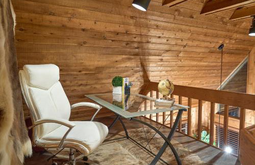 Waterfront A-Frame Cabin w Hot Tub, Outdoor Kitchen, Firepit Near Hiking & ATV Trails - 10 mins to Helen, GA - Foto 2