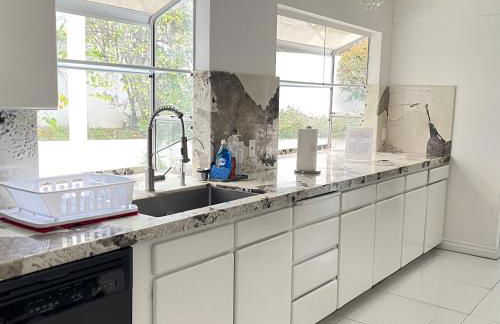 Beautiful 4BD and 3BA Pool Jacuzzi Vacation Home - Foto 19