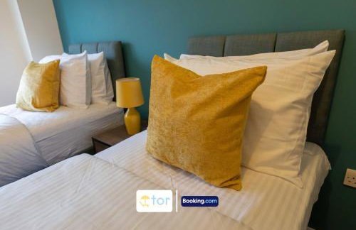 Large 2 Bedroom Apartment By The One Retreats Short Lets & Serviced Accommodation Horley Close To Gatwick Airport - Foto 12