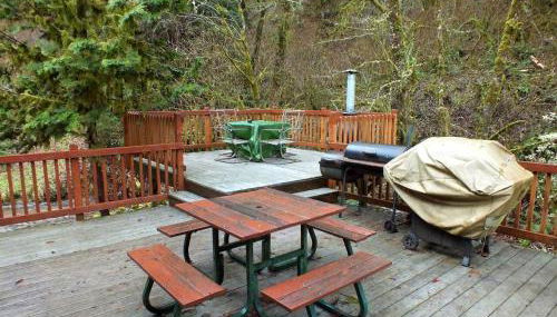 Peaceful Family Cabin on Beautiful Property, Plenty of Hiking and Fishing, 20 minutes from the coast, bordering Siuslaw National Forest, Oregon - Foto 5
