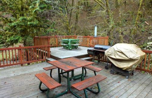 Peaceful Family Cabin on Beautiful Property, Plenty of Hiking and Fishing, 20 minutes from the coast, bordering Siuslaw National Forest, Oregon - Foto 5