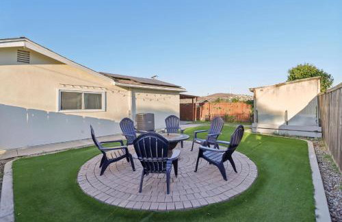 Entire Private Home with 3 Bedrooms, Gated Yard, Parking, King Bed, Available Now - Foto 27