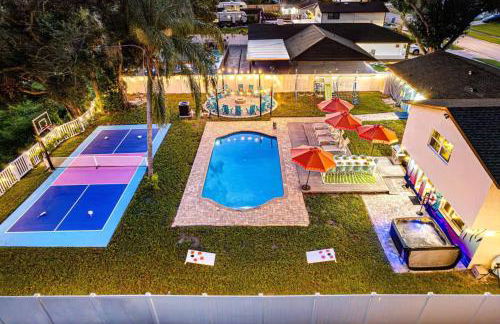 NEW-Heated Pool-Pickleball-Hot Tub-Movie Theater-Game Room-Playset-Basketball-10 Beds - Foto 1