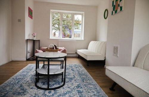 Stylish Wembley Home with Hot Tub, Parking & Garden - Foto 13