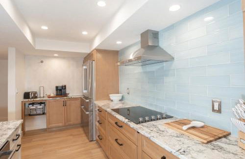 Luxury direct oceanfront corner with a large private balcony, heated pool and garage - Photo 54