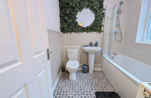 The Heritage Hideaway - King bed, Free parking, Walk to c-centre & Hospital - Foto 29