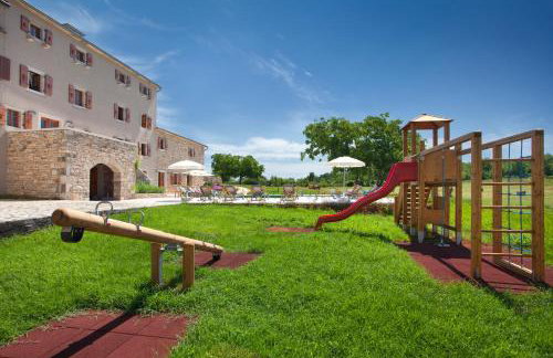 Villa Poropati, Grožnjan, Istria - Luxury Countryside Estate for up to 19 persons - Large pool of 80m2 with kids section - Foto 11