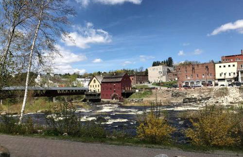 Your Perfect Getaway: Mountain Cabin Retreat with Hot Tub and Fireplace in Lisbon, NH - Foto 22