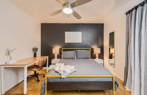 Walkable Dtwn 2B Getaway - Sleeps 5 - Pool, Prkg - Foto 11