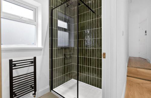 Stunning 2 Bedroom Apartments - City Centre Location, Free WiFi, Free Parking, Spacious Accommodation, Comfort and Style, Freshly Rennovated - Foto 12