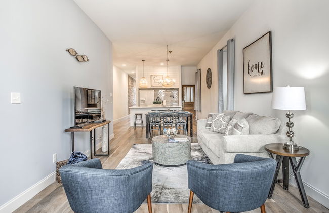 Delightfully Redesigned Home - JZ Vacation Rentals - Photo 1