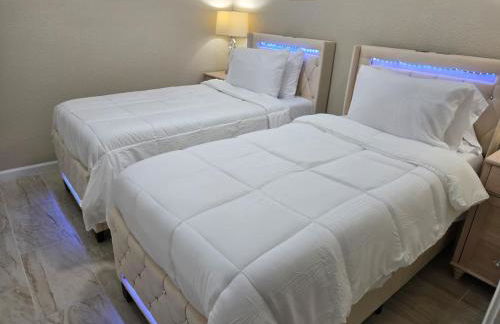 This luxury basement is the perfect getaway - Foto 26