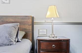 Luxe Suite with Pool Table, King Bed, 3 TVs, & Free Parking - Foto 45