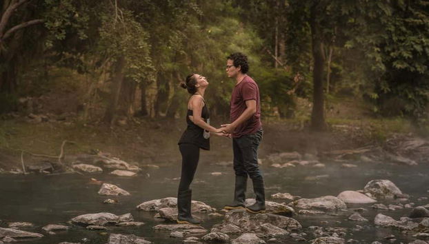 Casal no rio fervente de Mayantuyacu