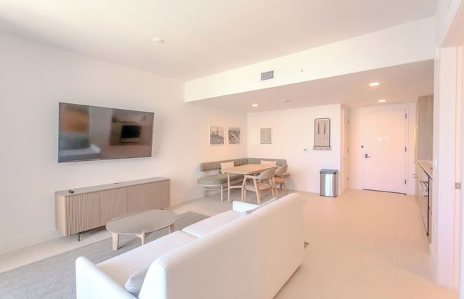 Luxurious Downtown Escape - Photo 22