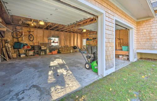 Private Home with Hot Tub Near Jay Peak Slopes - Foto 35
