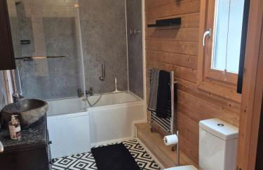 Chalet close to Heathrow T5, Windsor Castle, Legoland, Thorpe Park, with off road parking, free Wifi, private garden, spacious & fully equipped, cozy wood burner & comfy sofa, ideal for exploring London with trains to Waterloo, a beautiful unique retreat - Foto 26