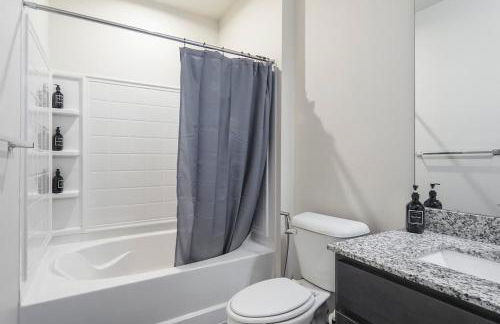 3BR King Bed Balcony North Raleigh - Foto 12