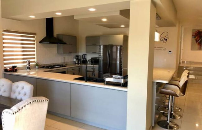 Charming House With Beautiful City View - Foto 17