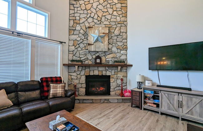 The Nest at Pinecrest by Avantstay Hot Tub Spacious Deck Game Room Fire Pit - Foto 12