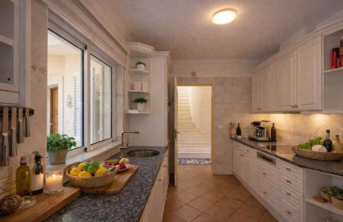 Villa with beautiful sea views, pool & spacious gardens & great for remote work - Photo 17