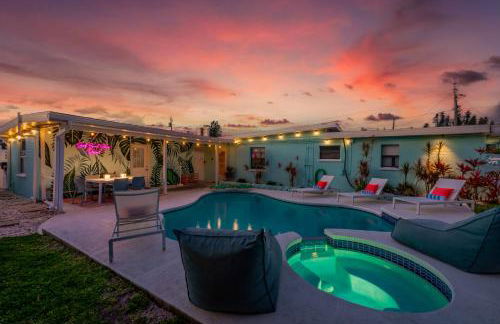 Walk to Beach, Heated Pool, Dog-Friendly, Firepit - Foto 11