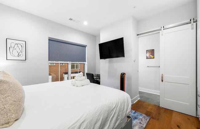 Stylish Midtown Home w Rooftop Views by Silverx - Foto 11