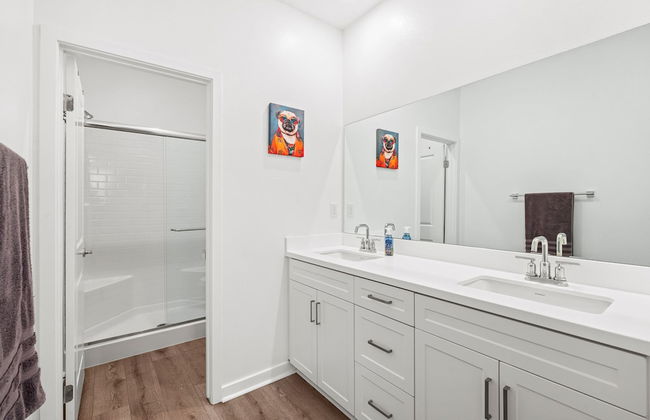 Chic Modern Retreat With Stunning Views - Photo 24