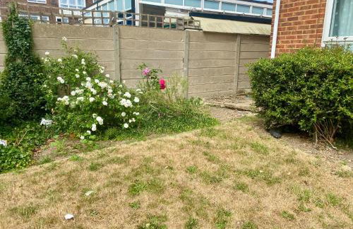 Friendly family apartment comfort sleep 6 close to tube bus airport - Foto 49