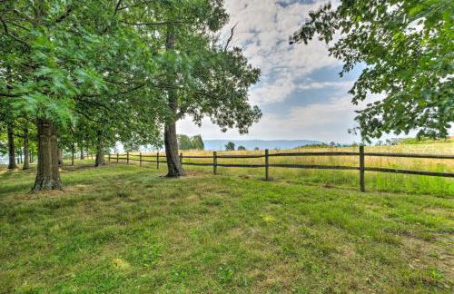 Renovated Farmhouse w Mountain Views and Fire Pit - Foto 43