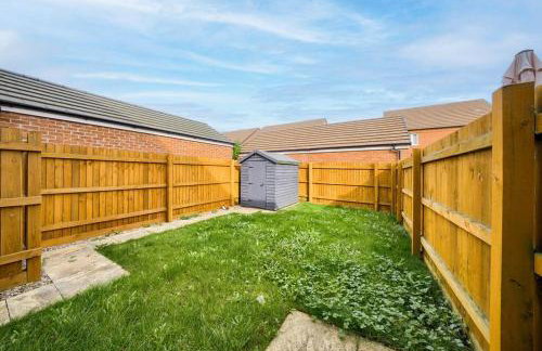 3 BedRoom house, Sleeps 6 with Full Kitchen, Garden and Free Parking - FREE Wi-Fi near Milton Keynes Bowl - Foto 33