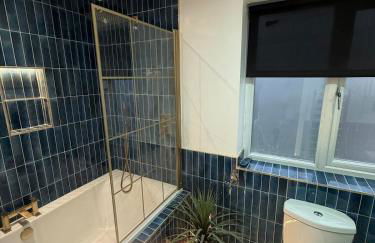 Large stylish home with Games room 5 bedroom sleeps 11 free WiFi and parking - Foto 21