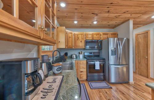 Charming & Cozy Chalet; Minutes to Shanty Creek! - Foto 28
