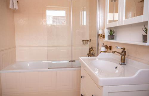 Elegant Hvar town villa with pool - Photo 33