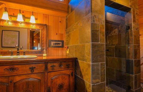 Luxury Riverfront Lodge - Sleeps 12, VIEWS, Fireplaces, Dogs OK - Photo 35