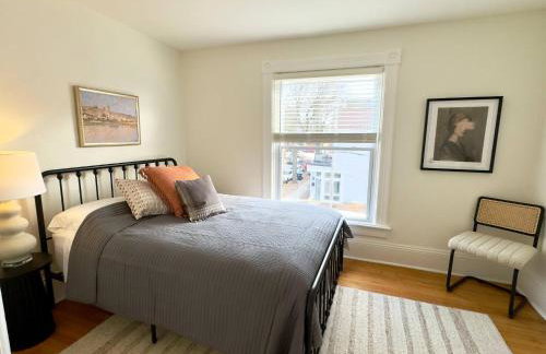 Artsy 4 Bedroom Home, Steps from Dining & Shops - Foto 8