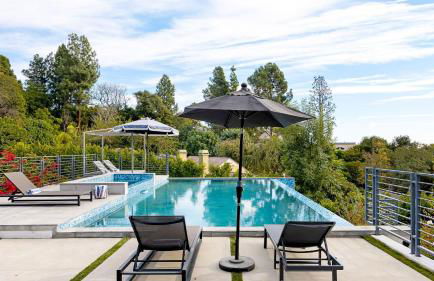LA Hillside Retreat w Pool Views Fire Pit Outdoor Lounging Casa Bellagio by AvantStay - Foto 56