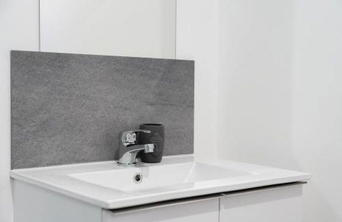 CitizenHouse Anzin - 4 Studios - 15 à 36m2 - Jardin - Terrasse - Accès autonome - WiFi - Netflix - Foto 19