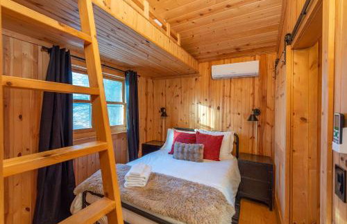 6 Br Cabin Hot Tub Fire Pit Min to Hatley Pointe - Foto 38