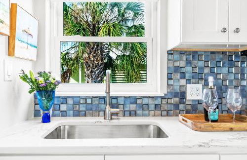 100 Steps to beach access - 5 minute walk to the Village - Private Porch - Foto 12