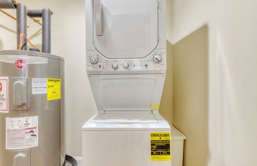 Cherry Suites 2BR Apt w W D Arcade Machine - Foto 38