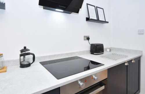 Elm House by YourStays - Lovely home in Cheshire, quiet residential street - Photo 19