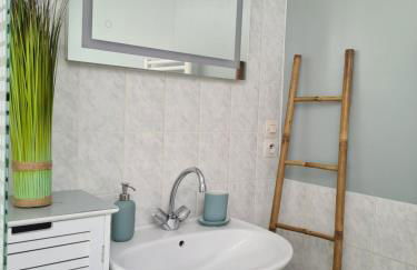 Dors Fée Duplex avec Toit-Terrasse et Salle de Jeux - Centre Bourg à 4 min du Puy duFou - Foto 29