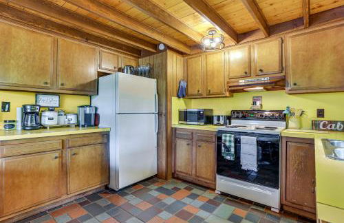 Less Than 1 Mi to Lake Cabin with Hot Tub in Greentown! - Foto 6